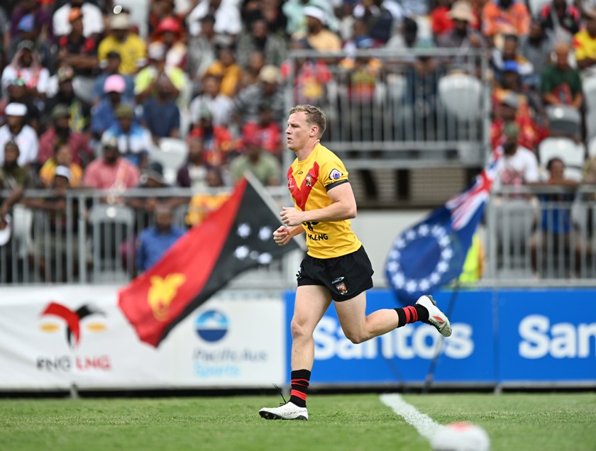 Kyle Laybutt runs out against the Cook Island Aitu in Port Moresby. 