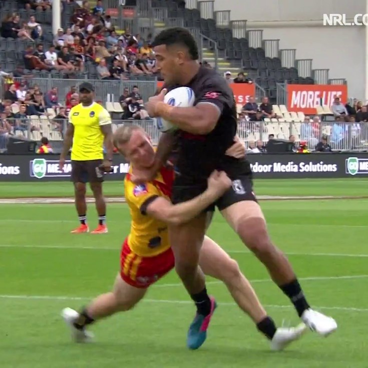 Wakeham puts Kikau into a hole