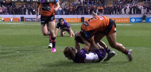 Papenhuyzen puts his body on the line to stop a try