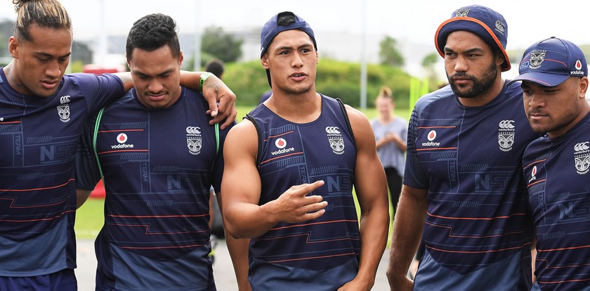 Warriors skipper Roger Tuivasa-Sheck gives teammates a pep talk.