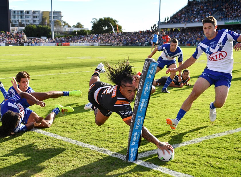 Mahe Fonua scores.