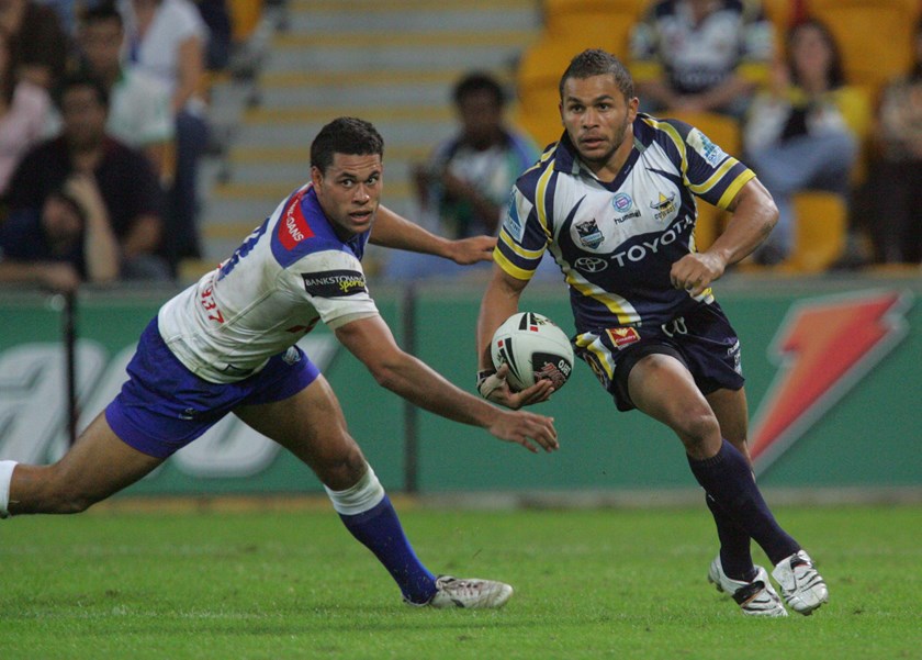 Matt Bowen takes on the Bulldogs in 2007.