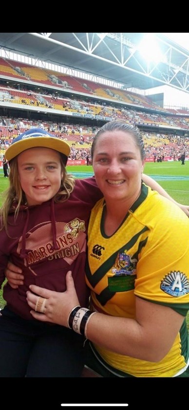 A young Rilee Jorgensen meeting Steph Hancock at the 2017 World Cup.